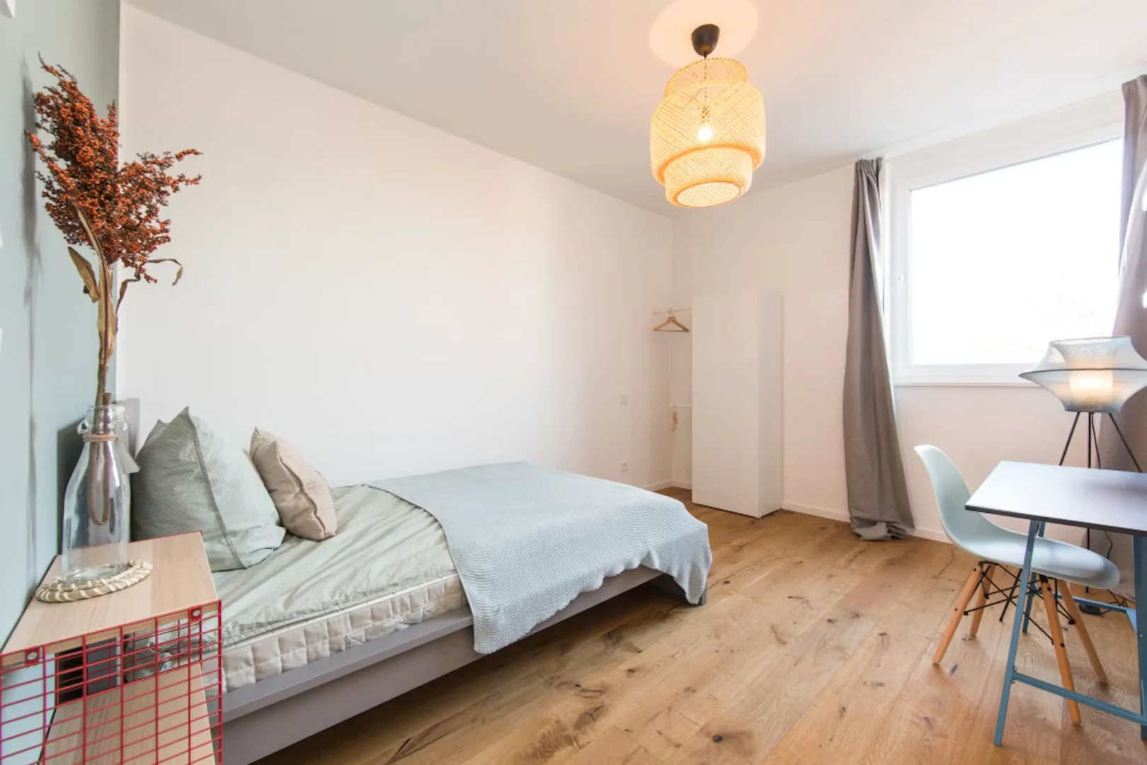 Quarto acessível para estudantes com iluminação ampla em 