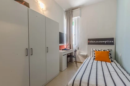 Quarto para alugar num apartamento partilhado em Pisa