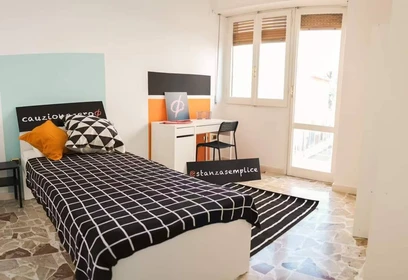 Habitación privada muy luminosa en Sassari