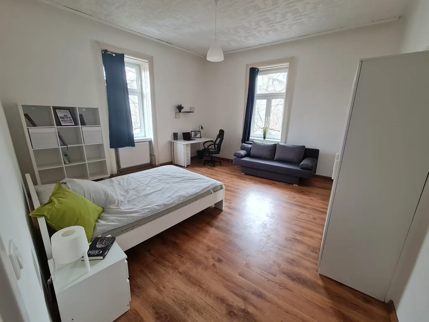 Chambre d'étudiant lumineuse et aérée avec accès facile à l'université dans