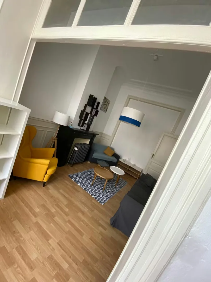 Studentenzimmer in  mit Arbeitsbereich und Gemeinschaftseinrichtungen