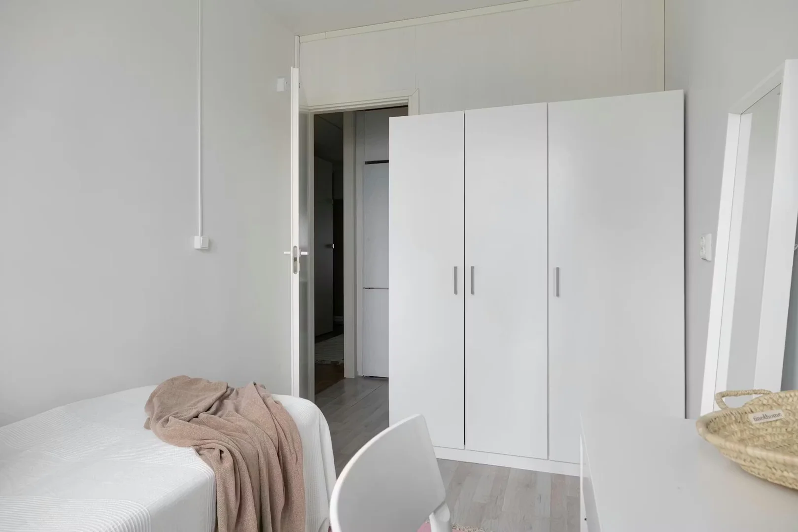 Student-friendly room in  with modern amenities