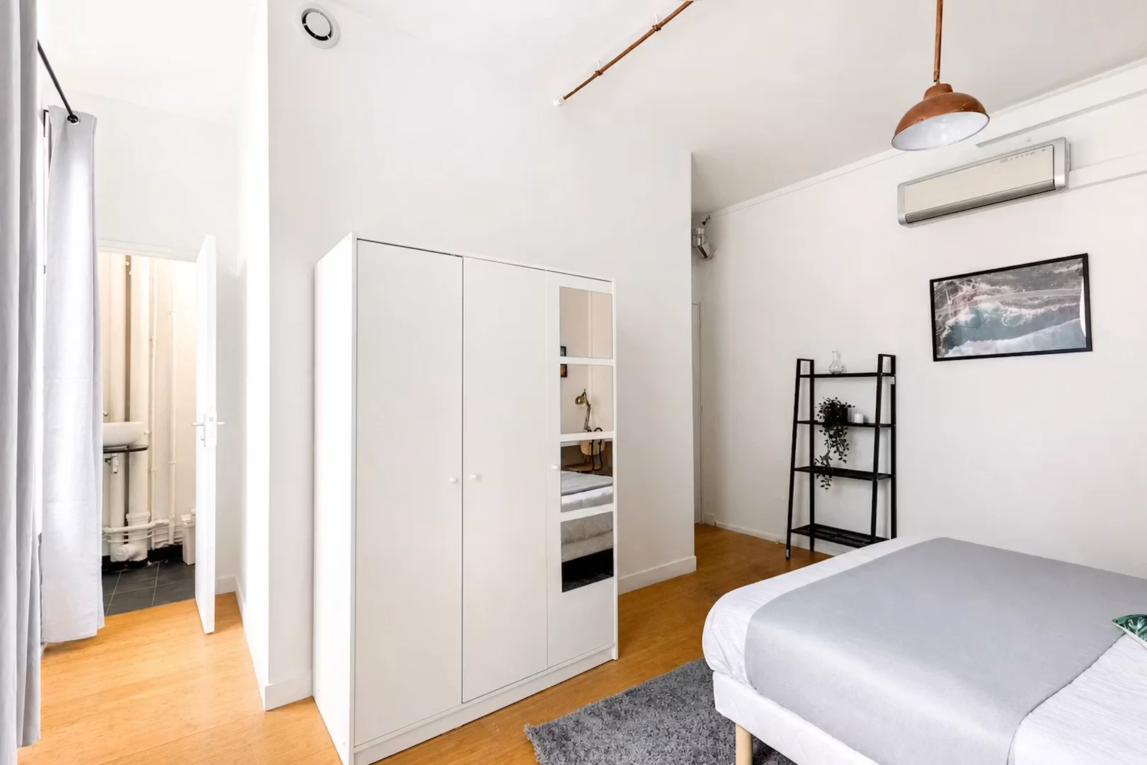 Quarto de estudante confortável e espaçoso em