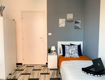 Chambre privée à Via La Thuile, Pozzo Strada, image 1 de 10