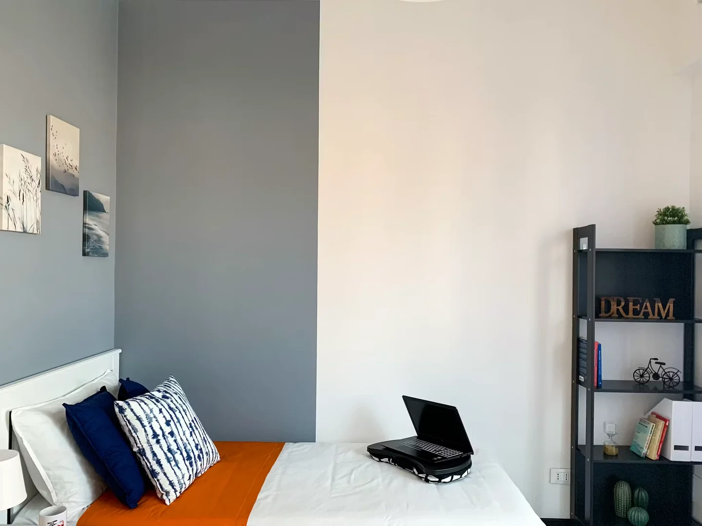 Chambre d'étudiant à  avec espace d'étude et installations communes