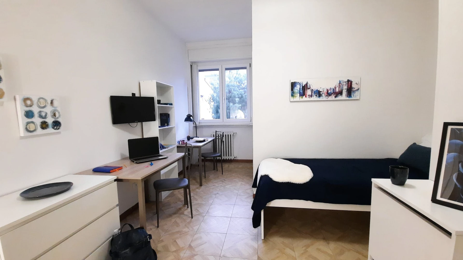 Bergamo de başka bir öğrenci ile paylaşılan oda