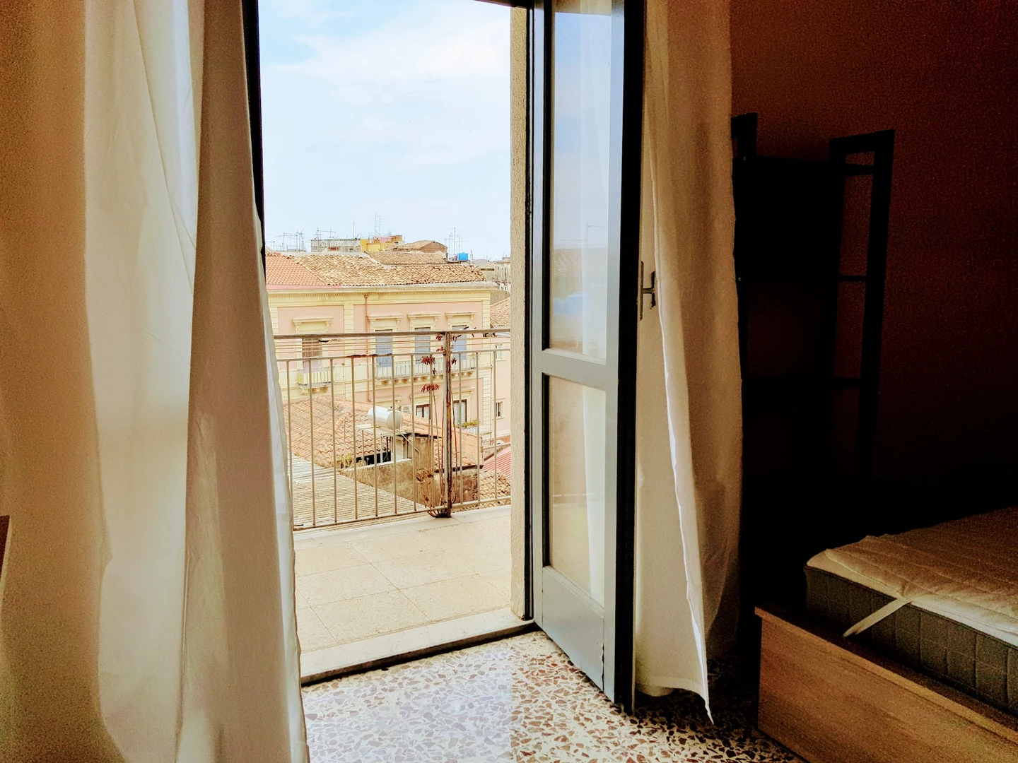 Bright private room in Catania