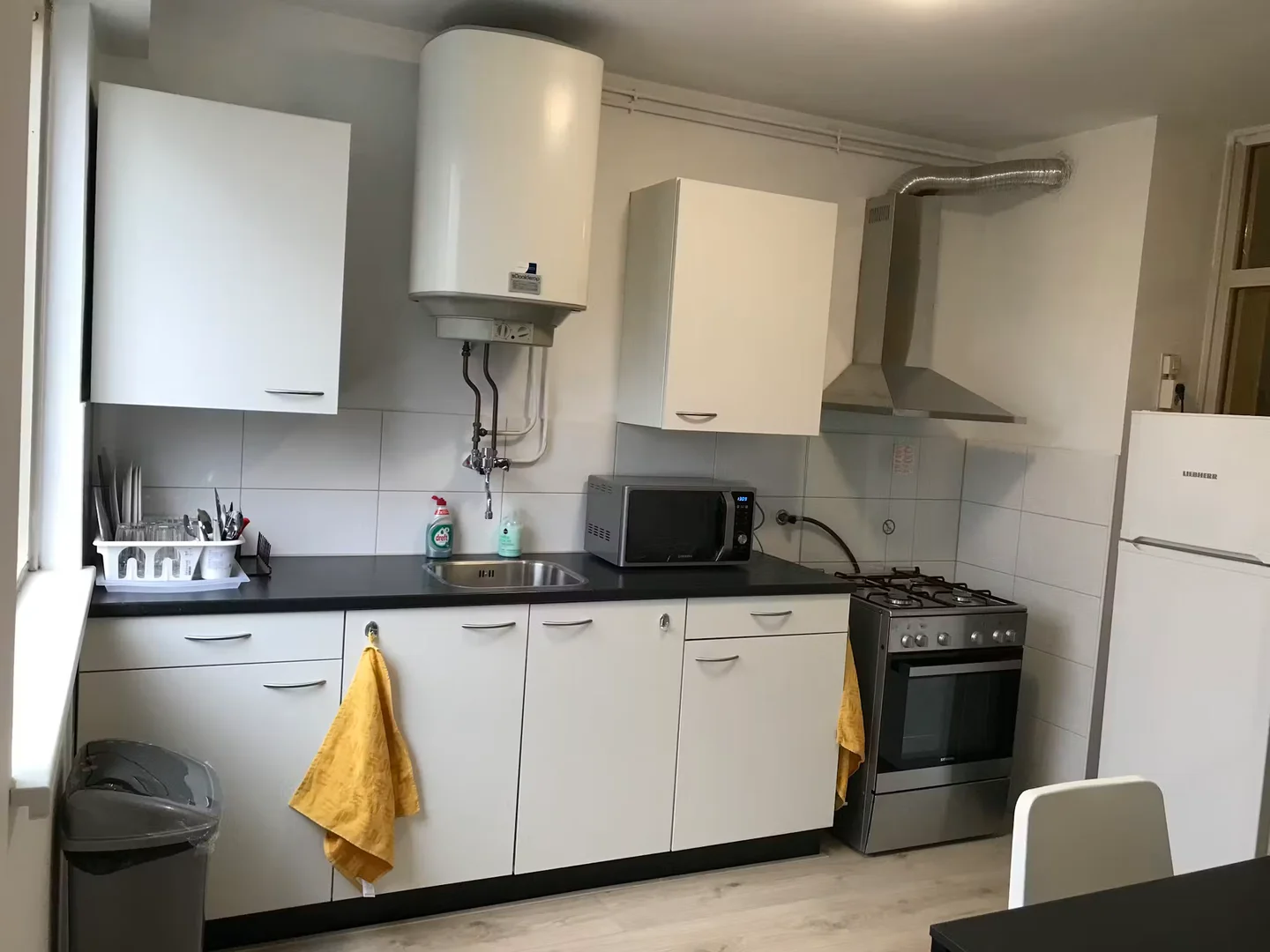 Habitación estudiantil funcional perfecta para estudiar en