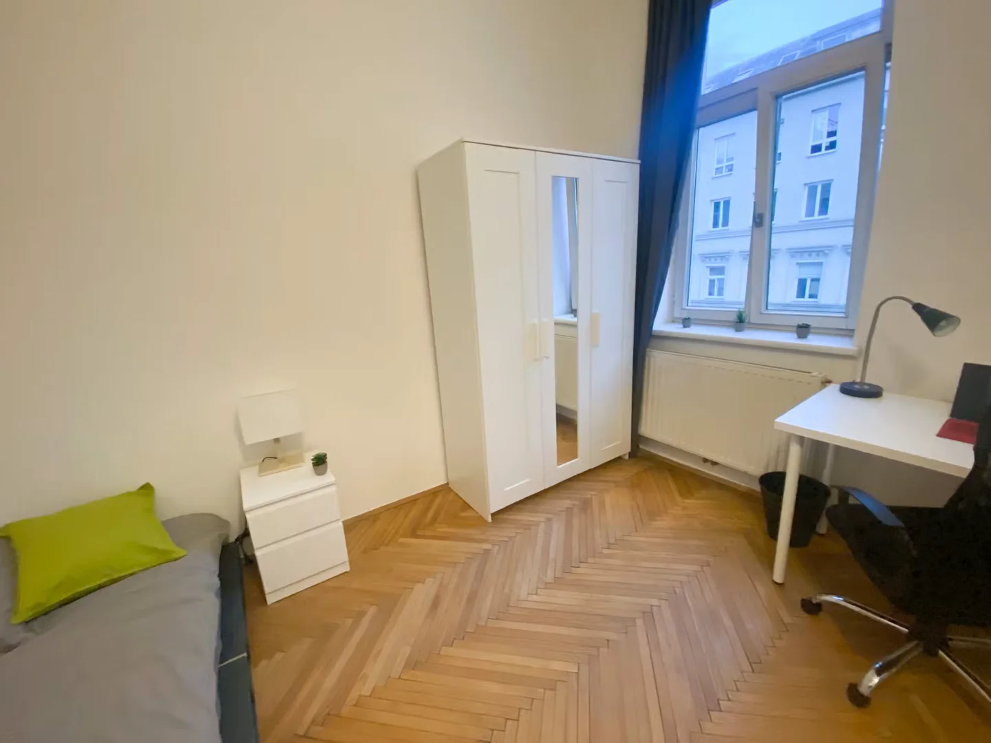 Niedrogi pokój dla studentów z dużym oświetleniem w 