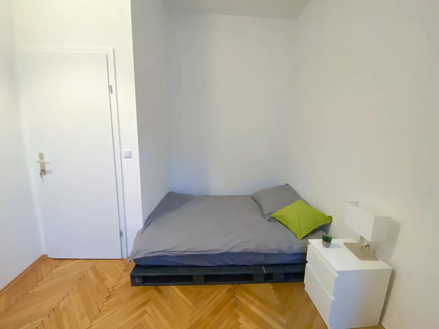Funkcjonalny pokój studencki idealny do nauki w 