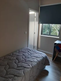 Bright private room in Porto