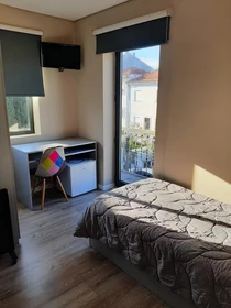 Cheap private room in Porto