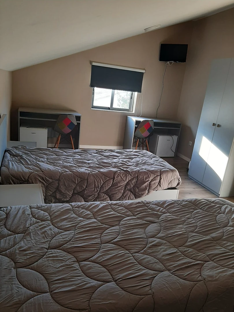 Zimmer mit Doppelbett zu vermieten porto
