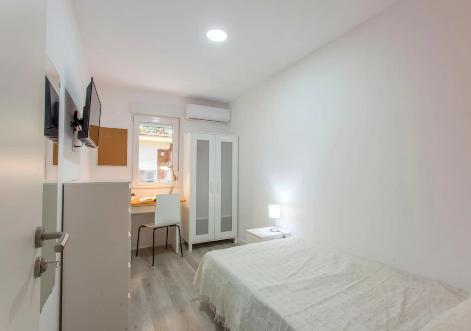Cheap private room in Burjassot