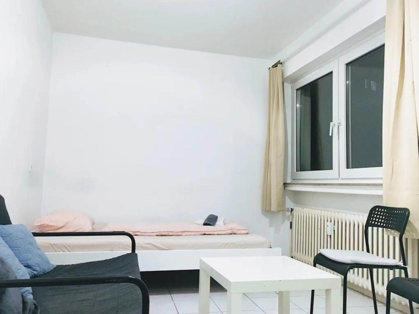 Zimmer in Studentenwohnung in  zu vermieten, voll möbliert