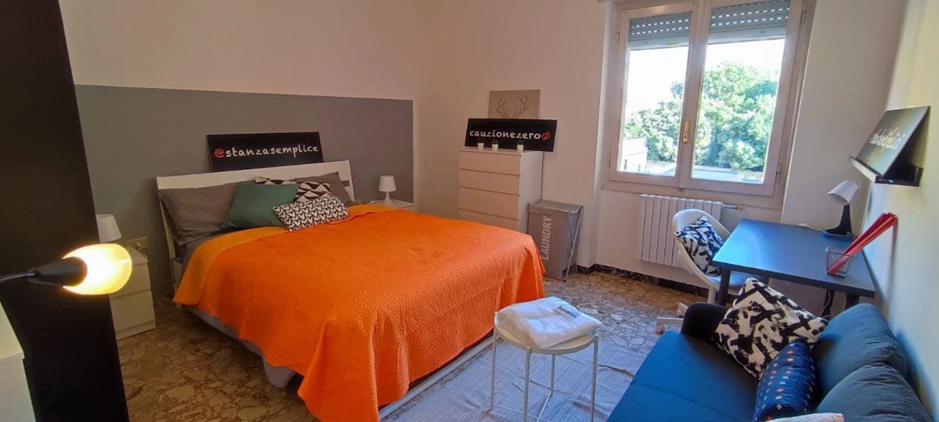 Quarto para alugar com cama de casal em Sassari