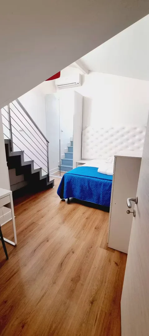 Quarto de estudante económico com localização conveniente em 