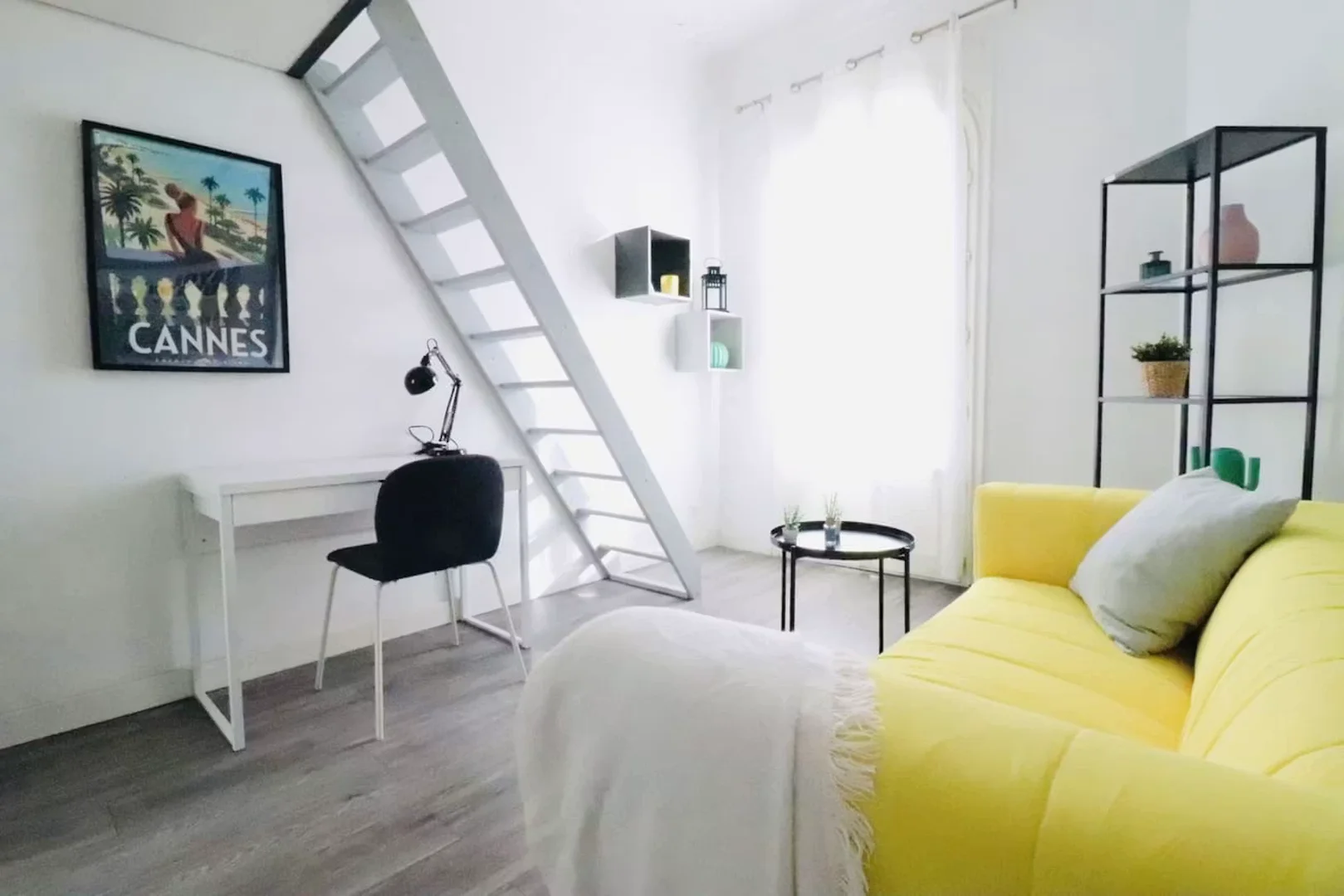 Functional student room perfect for studying in 