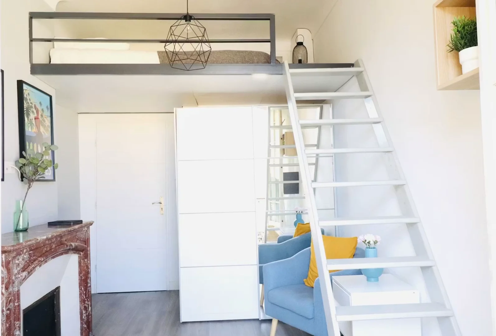 Quarto acessível para estudantes com iluminação ampla em 