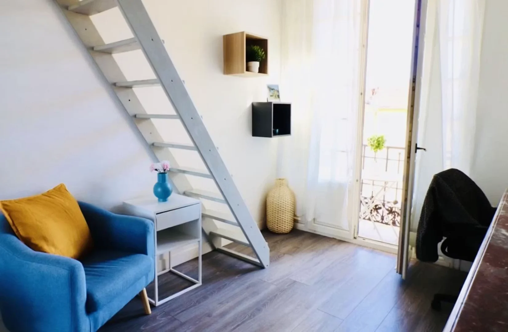Quarto de estudante luminoso e arejado com acesso fácil à universidade em 