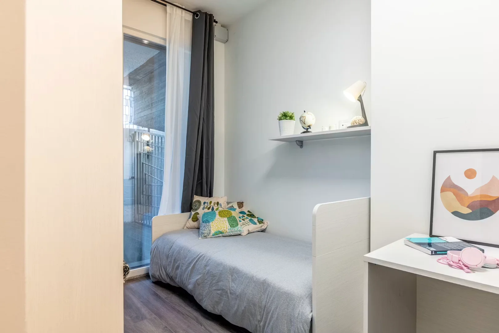 Quarto de estudante confortável e espaçoso em 