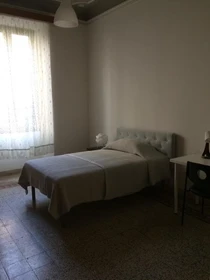 Quarto para alugar com cama de casal em Firenze