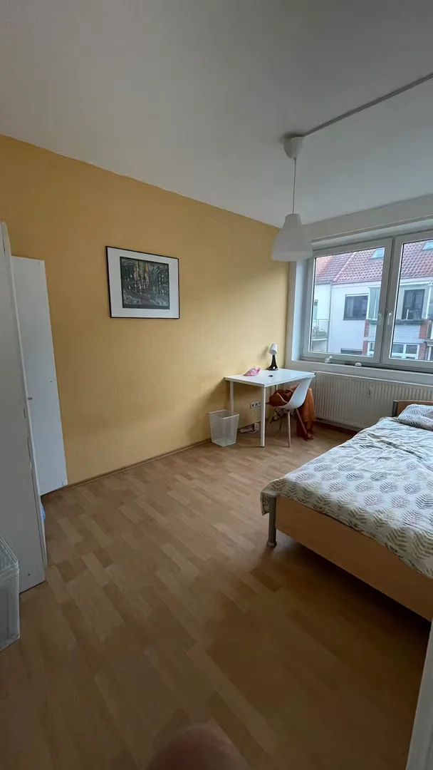 Habitación estudiantil amplia y cómoda en 