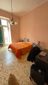 Pokój do wynajęcia we wspólnym mieszkaniu w Napoli