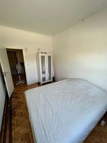 Cheap private room in Porto