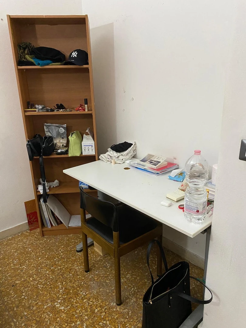 Cheap shared room in Rome