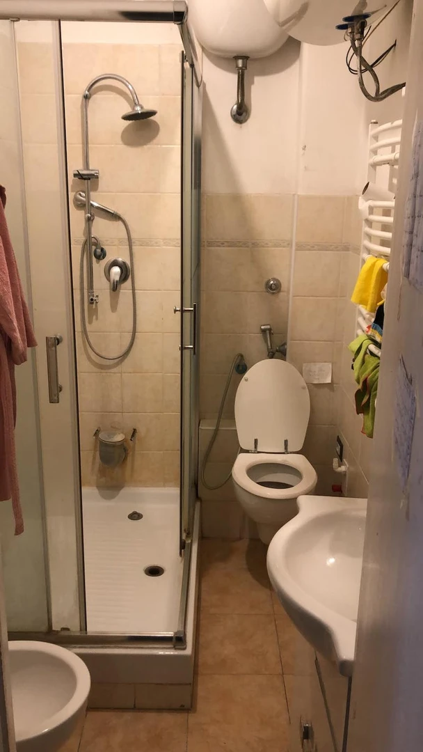 Cheap shared room in Rome