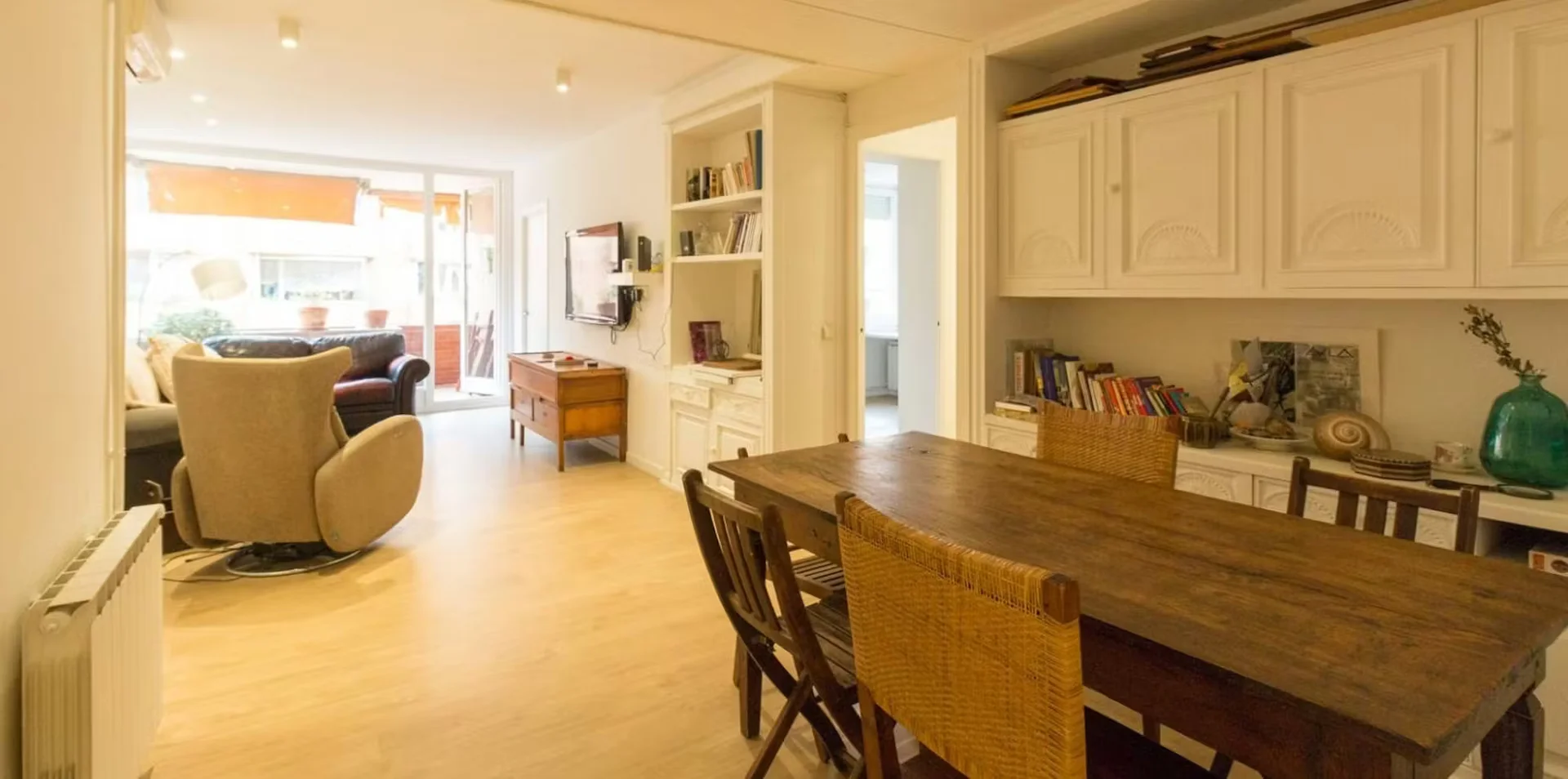 Studentenzimmer in  mit Arbeitsbereich und Gemeinschaftseinrichtungen