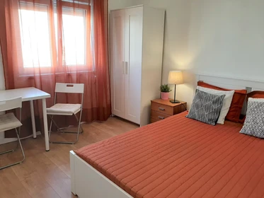 Quarto para alugar com cama de casal em Lisboa