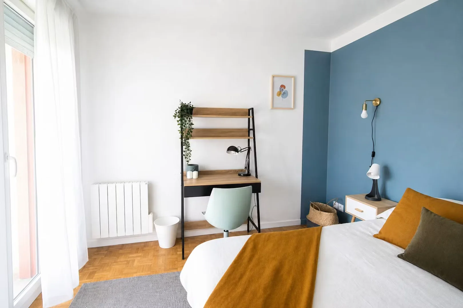 Funktionelles Studentenzimmer perfekt zum Studieren in