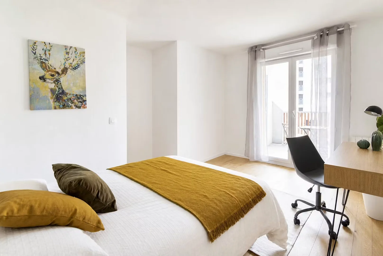Habitación estudiantil luminosa y aireada con fácil acceso a la universidad en 