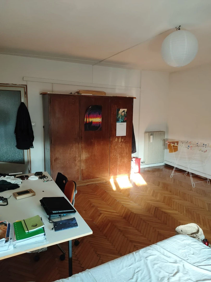Padova de çalışma masası olan ortak oda