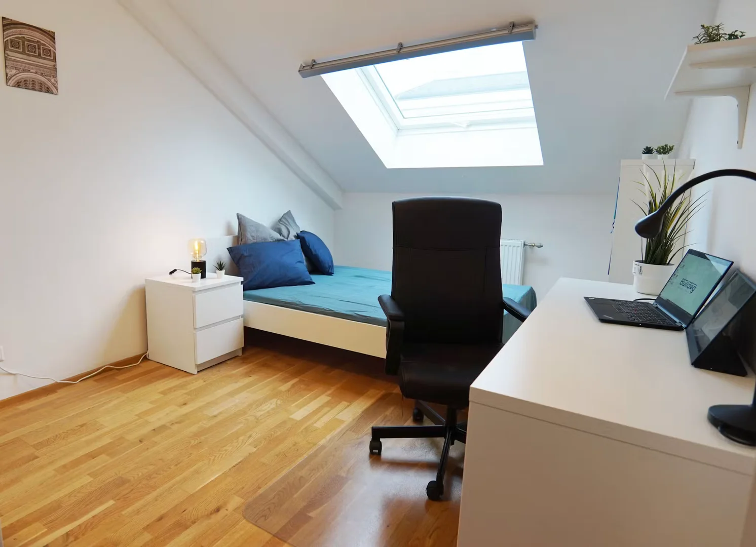 Habitación estudiantil funcional perfecta para estudiar en 