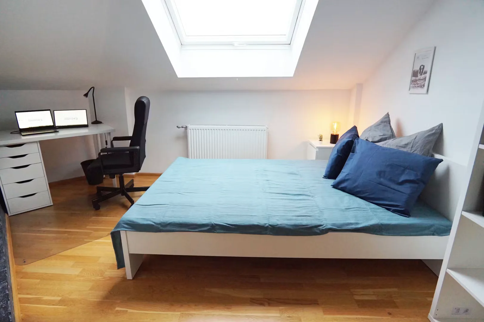 Chambre confortable pour étudiants disponible dans