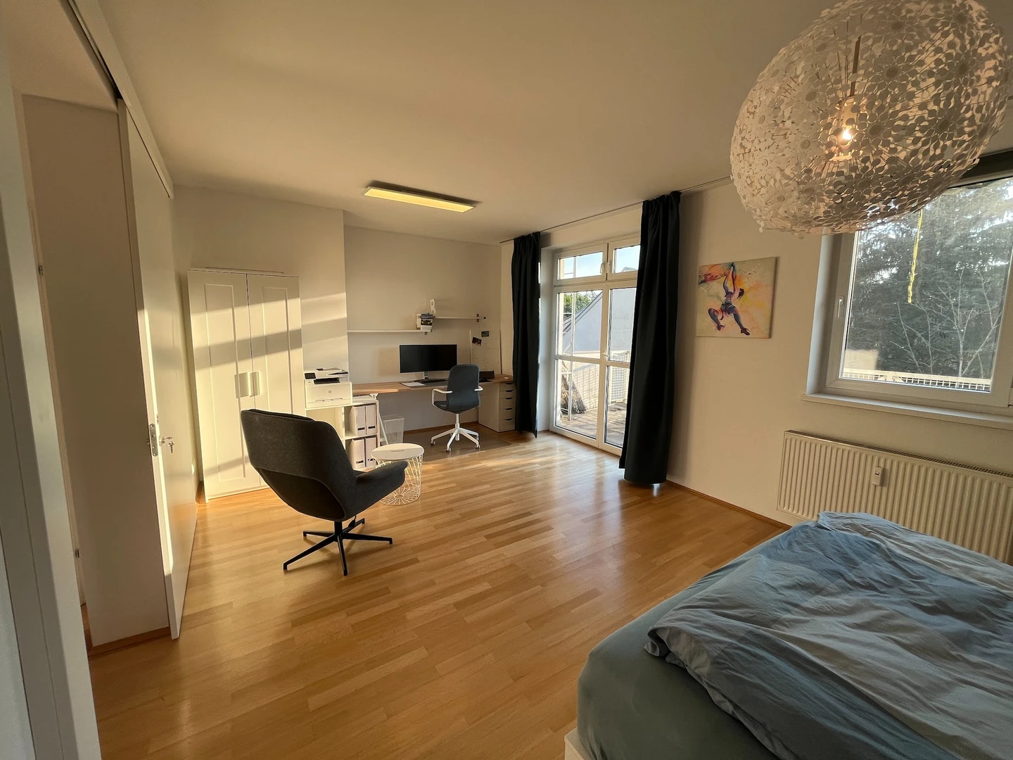 Bright private room in Linz