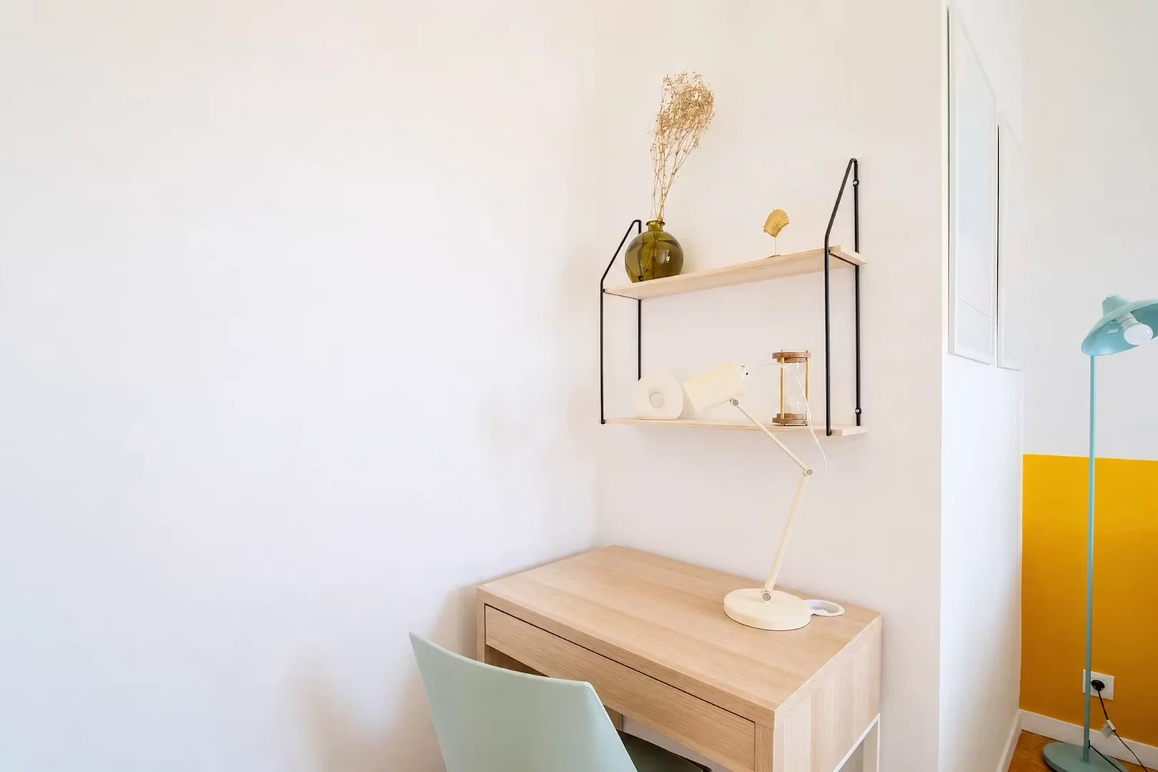 Student-friendly room in  with modern amenities