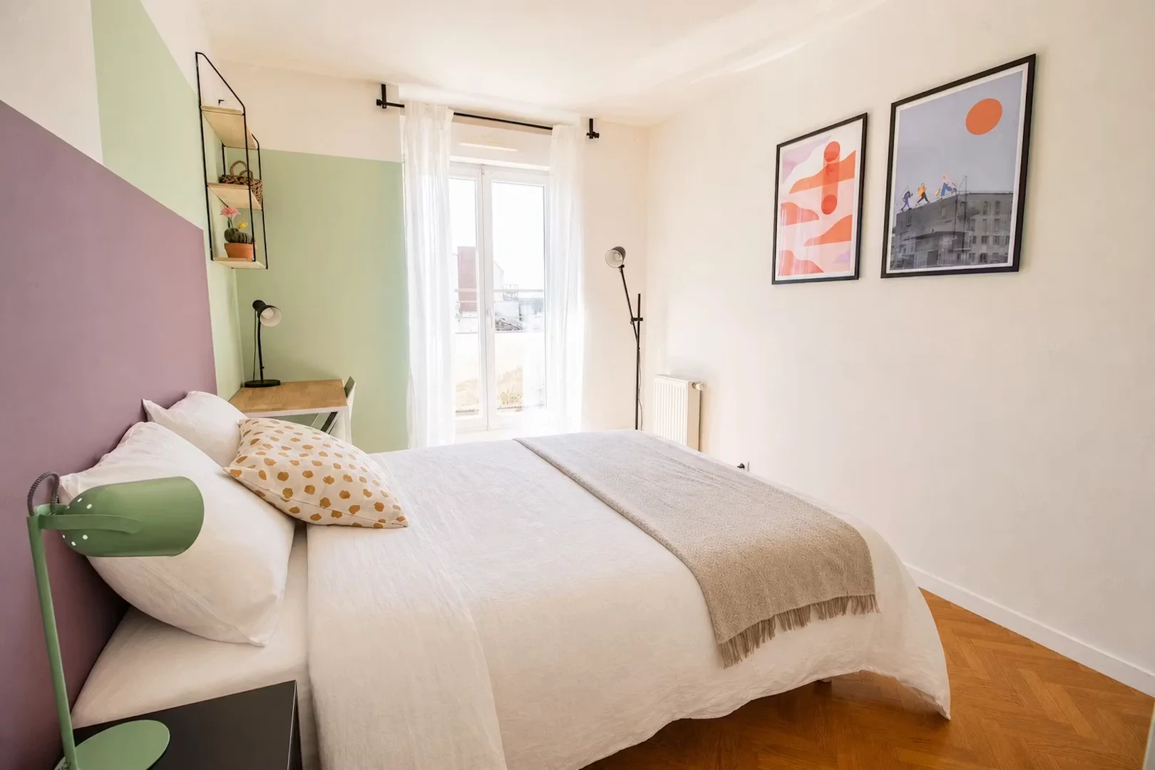 Quarto acessível para estudantes com iluminação ampla em 