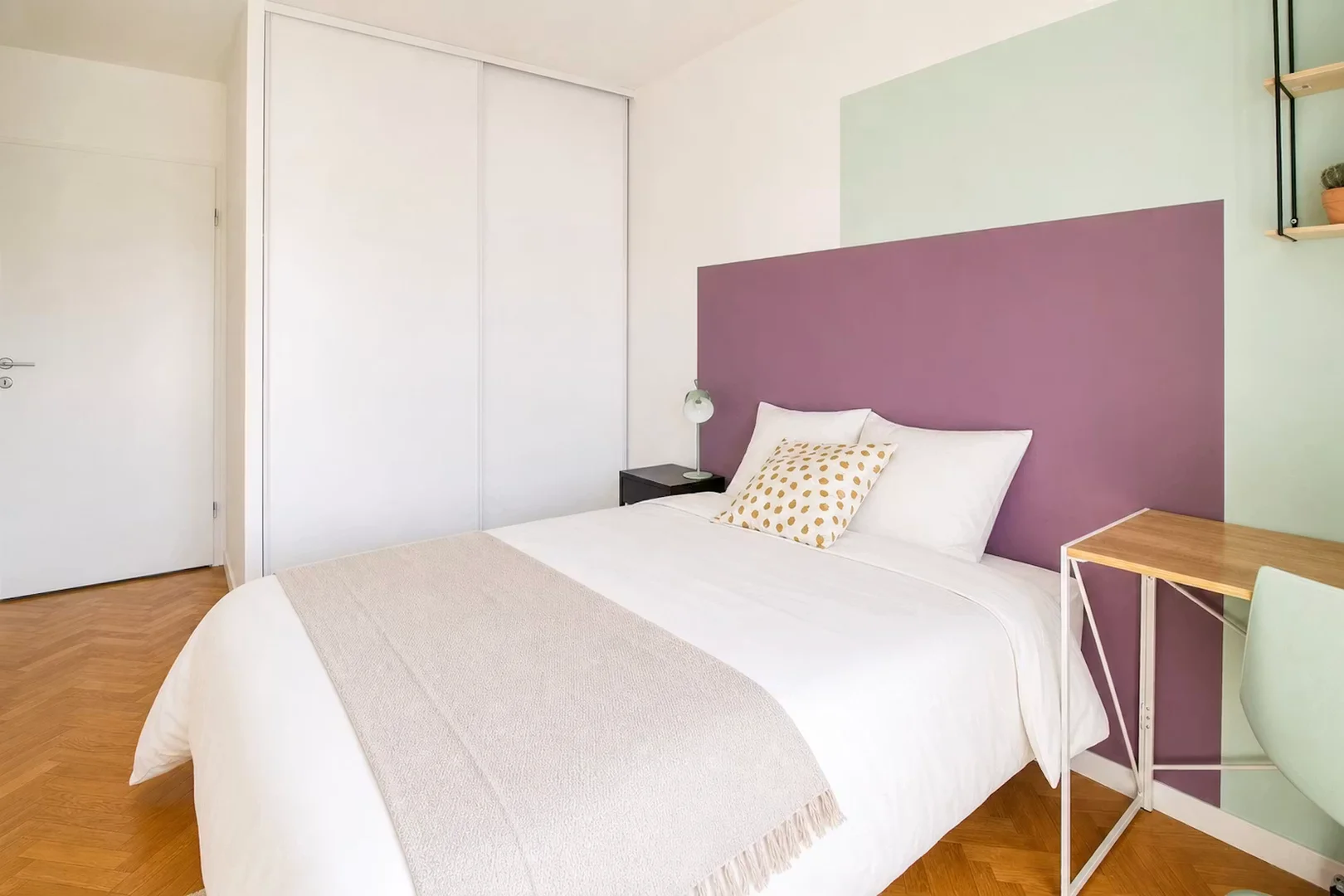 Quarto de estudante em  com área de estudo e instalações partilhadas