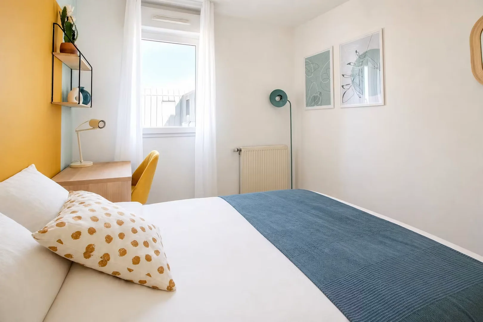 Habitación estudiantil funcional perfecta para estudiar en 