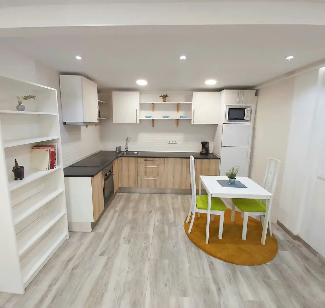 Habitación estudiantil luminosa y aireada con fácil acceso a la universidad en 