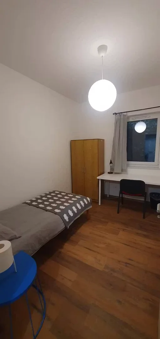 bölgesinde konforlu ve ferah öğrenci odası