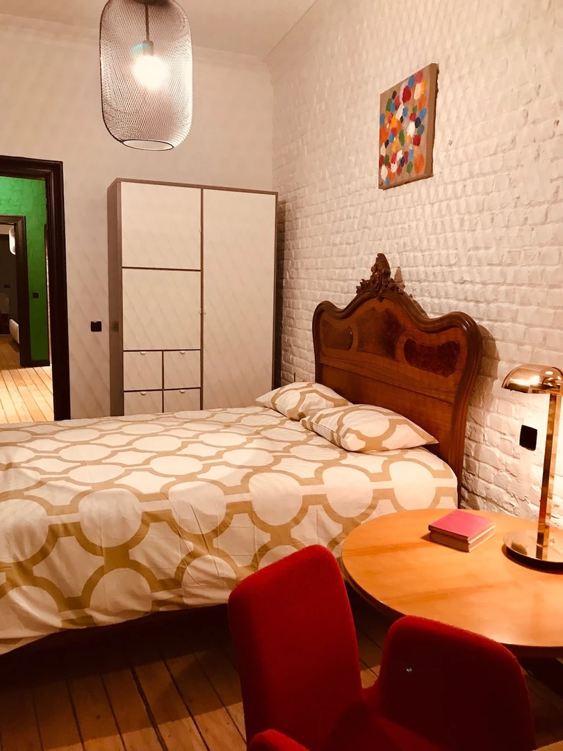 Renting rooms by the month in bruxelles-brussel