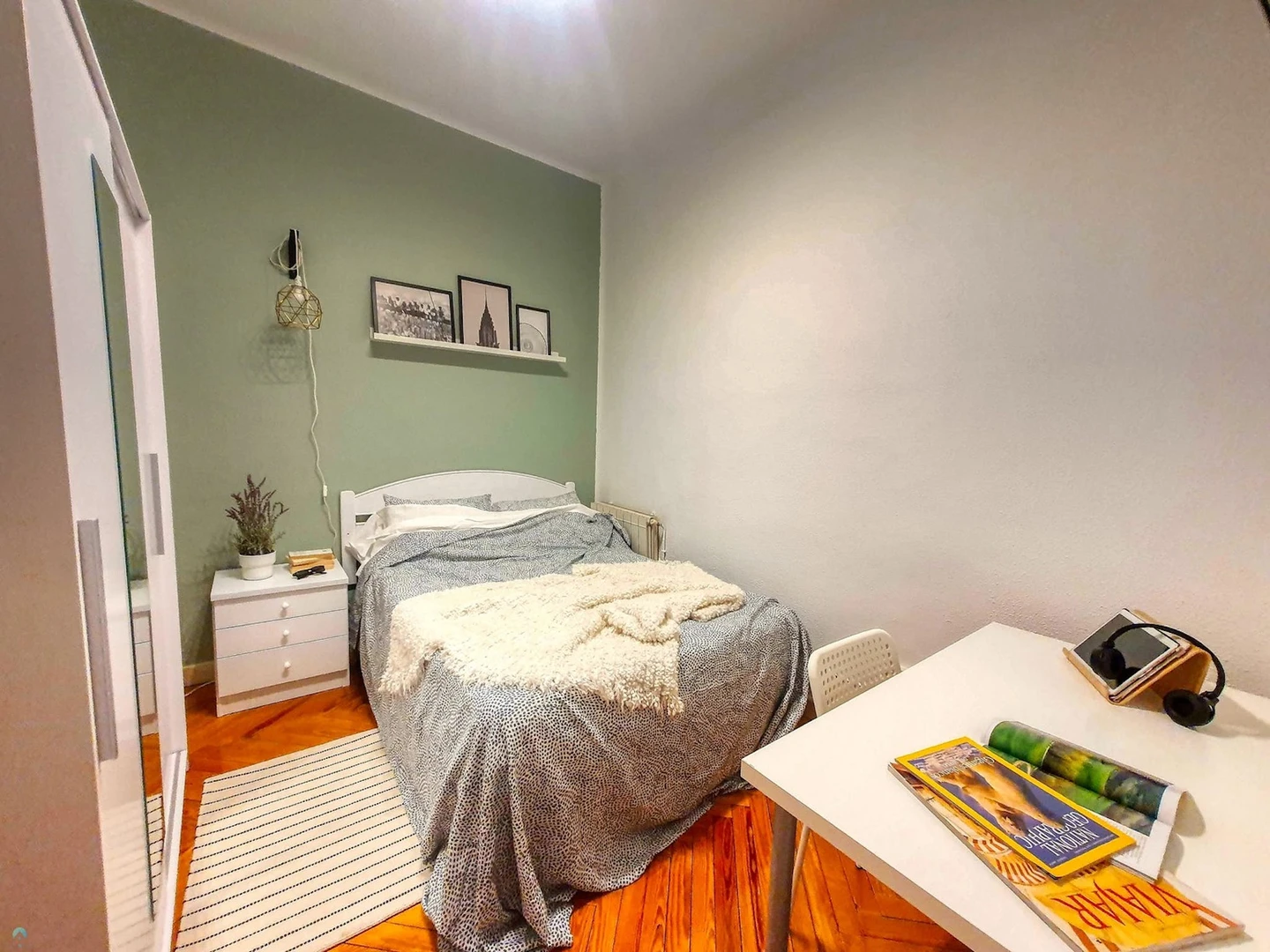 Bright shared room for rent in madrid