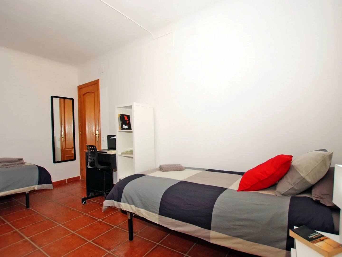 Mehrbettzimmer in 3-Zimmer-Wohnung Cerdanyola Del Vallès