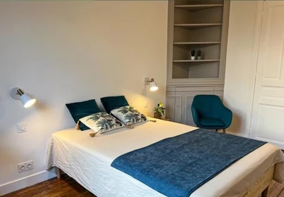 Renting rooms by the month in Paris