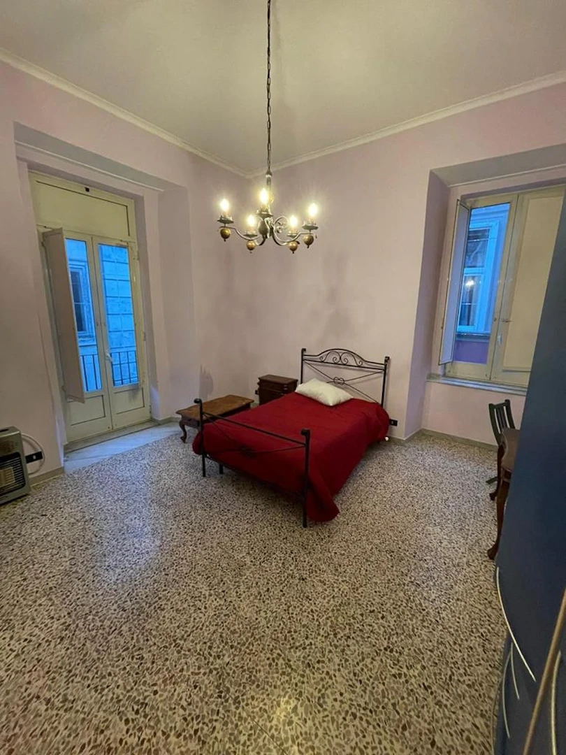 Renting rooms by the month in Naples